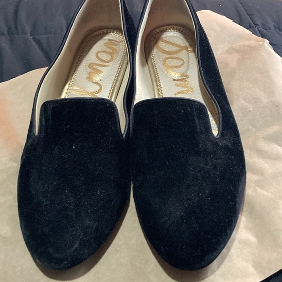 Black ladies slip on shoes - Picture 8 of 9